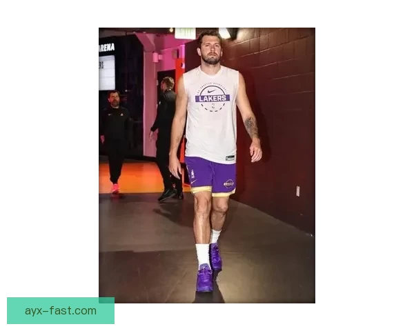 雷迪克赞东契奇末节表现堪称教科书 詹姆斯状态让自己感到身材走样